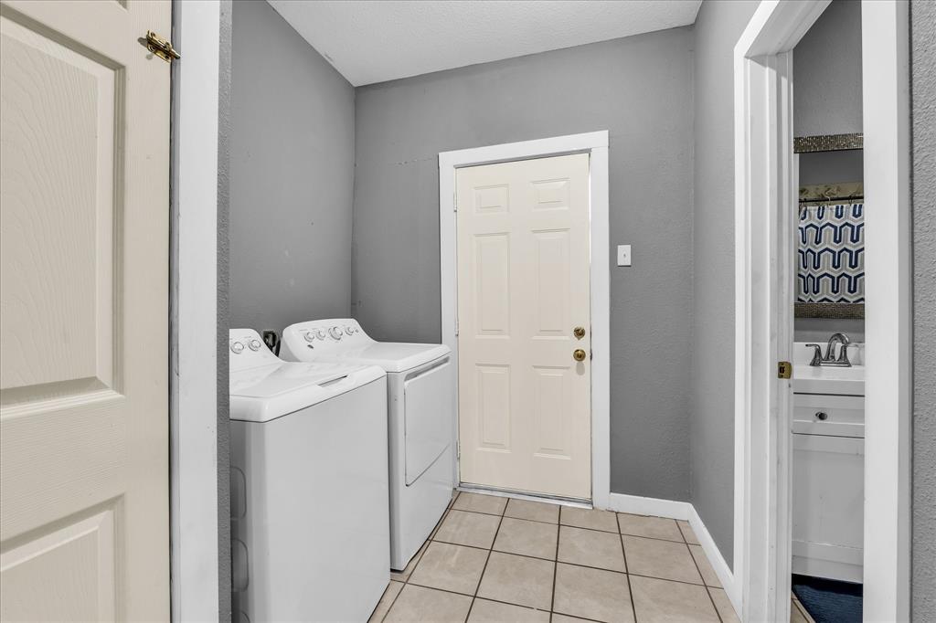 1822 Herring Avenue Waco, TX 76708 - Photo 8 of 26 a utility room with washing machine