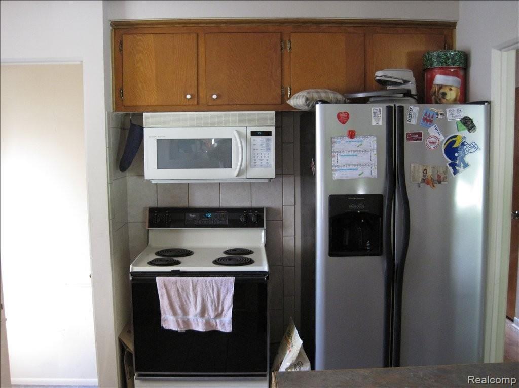 3295 Wakefield Road Berkley, MI 48072 - Photo 4 of 15 Kitchen view 2