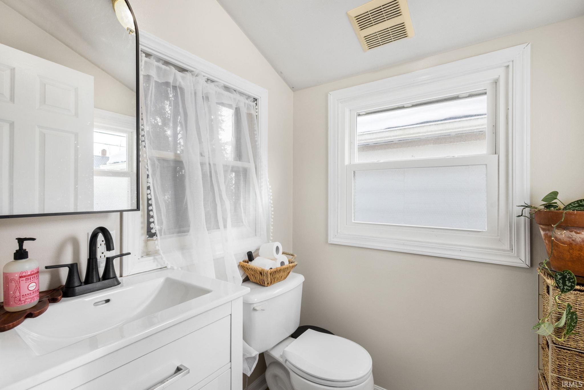 1016 Division Street Mishawaka, IN 46545 - Photo 3 of 35