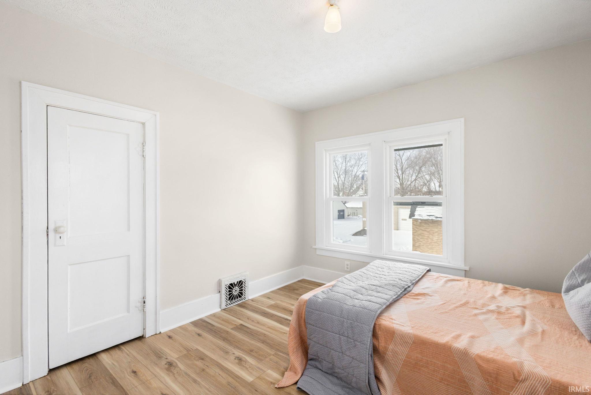 1016 Division Street Mishawaka, IN 46545 - Photo 5 of 35