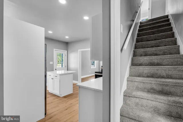 a view of entryway and kitchen