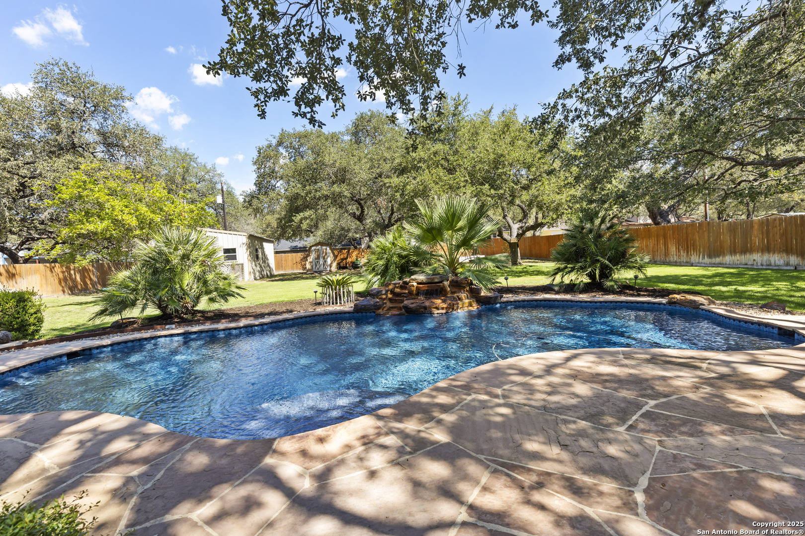 a view of a backyard