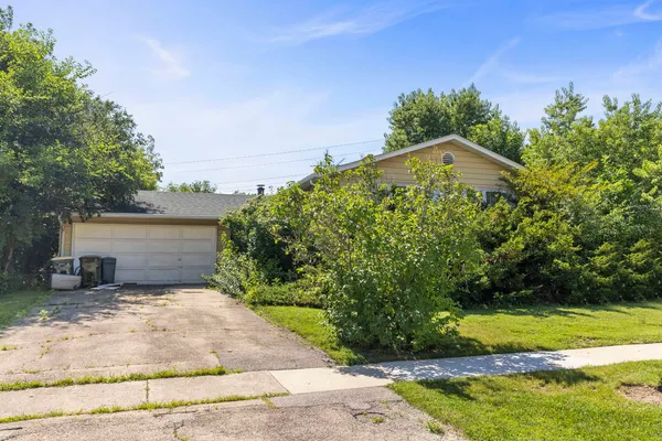 $350,000 | 6104 Tyler Drive, Woodridge, IL 60517