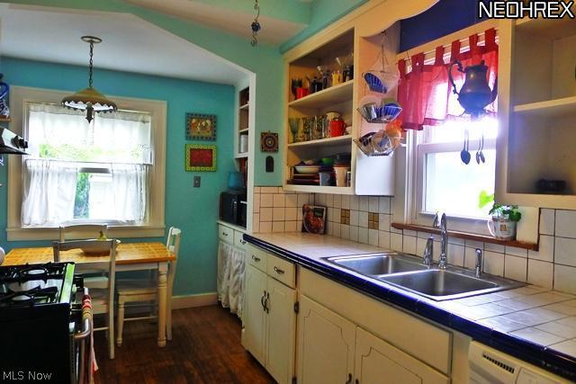 17902 Windward Road Cleveland, OH 44119 - Photo 7 of 24 Eat-in kitchen with lots of counter space and cabinets.