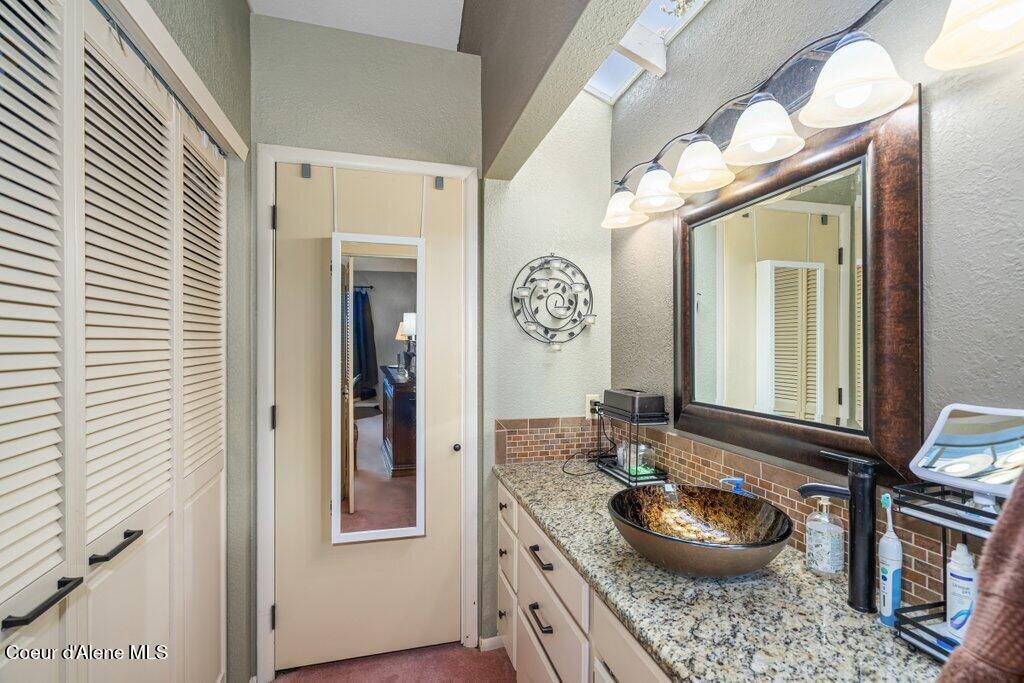 2912 East Fernan Hill Road Coeur D'Alene, ID 83814 - Photo 8 of 21 Primary Bath