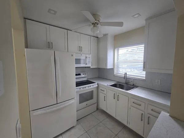 $1,250 | 17 Cambridge A, West Palm Beach, FL 33417