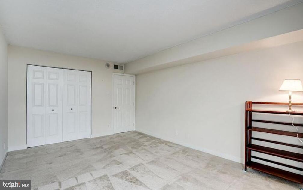 6800 Fleetwood Road, Unit 913 McLean, VA 22101 - Photo 7 of 13 Spacious room with versatile potential.