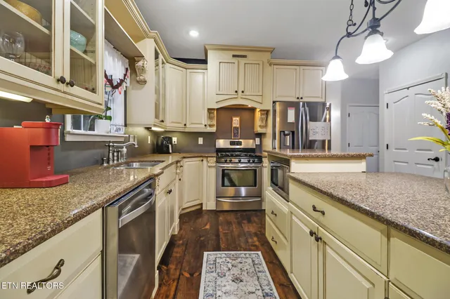 a kitchen that has a lot of cabinets in it
