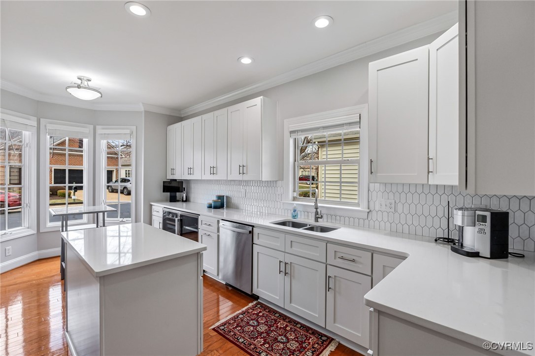 5060 Park Commons Loop Glen Allen, VA 23059 - Photo 9 of 38 a kitchen that has a sink and a stove in it
