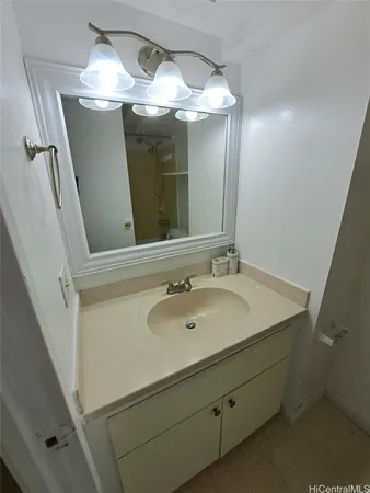 $1,980 | 445 Seaside Avenue, Unit 1011, Honolulu, HI 96815