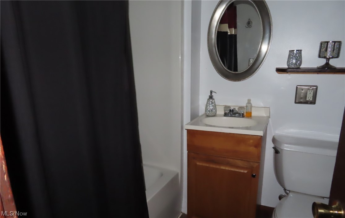 182 Harcourt Road Vermilion, OH 44089 - Photo 18 of 29 Full bathroom featuring shower / tub combination, mirror, and vanity