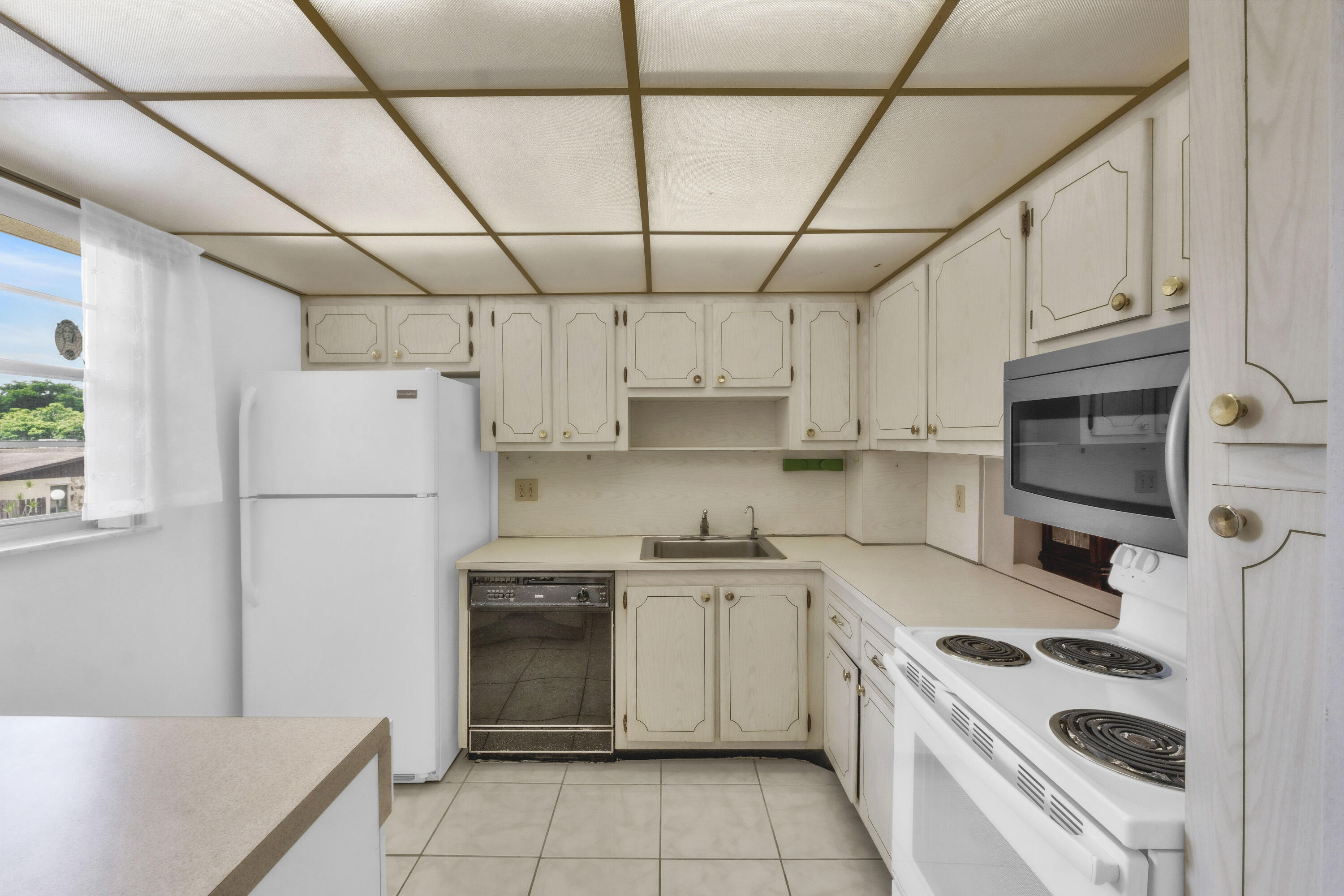 301 Cambridge Road, Unit 202 Hollywood, FL 33024 - Photo 3 of 38 Kitchen