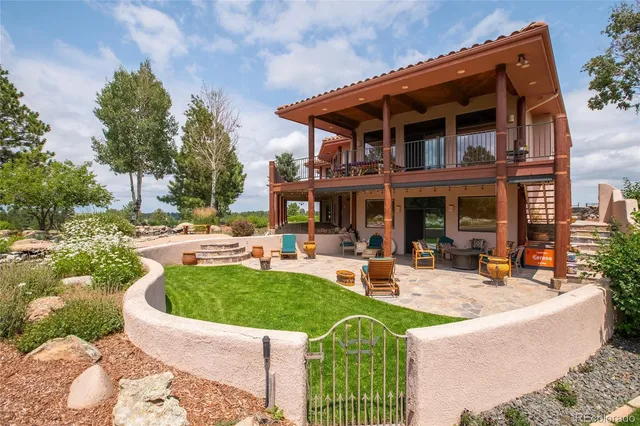 a view of a house with backyard