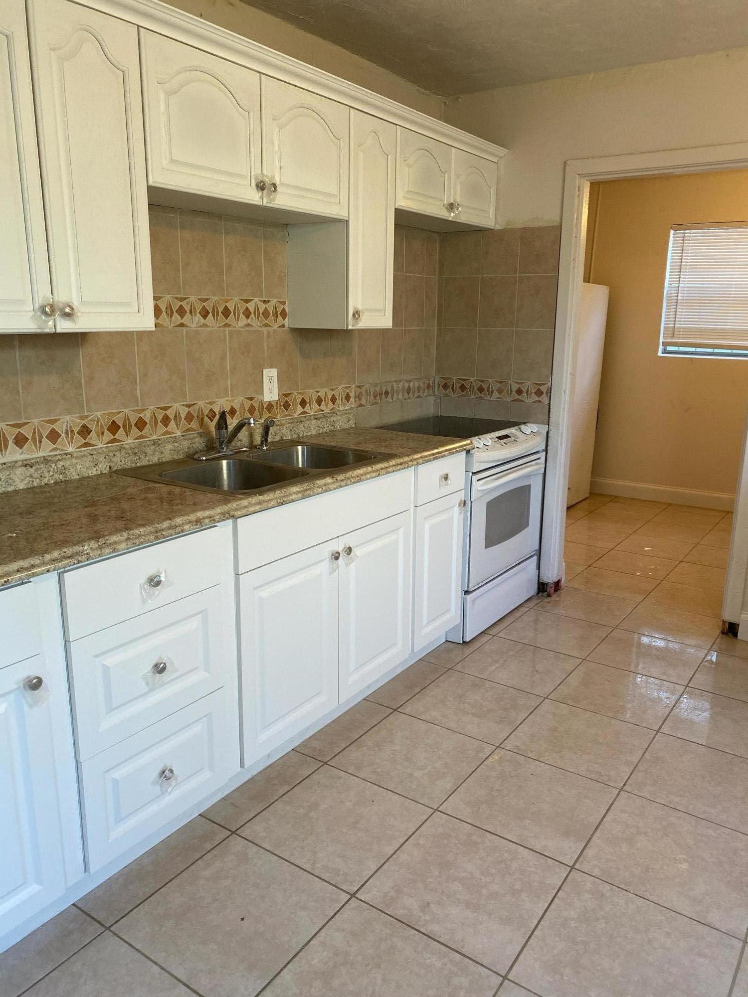 717 West 4th Street Riviera Beach, FL 33404 - Photo 11 of 35 IMG-9130 (1)