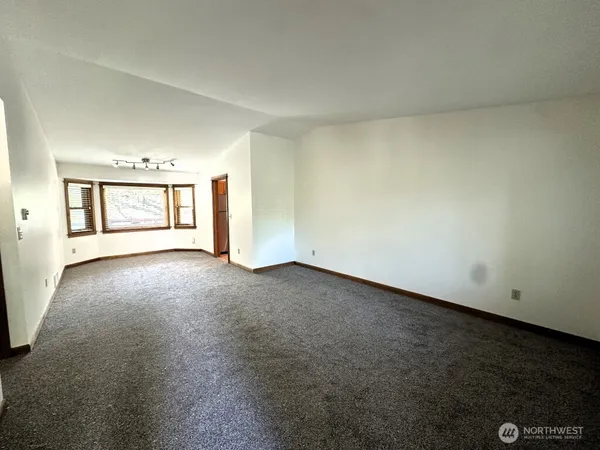 $3,100 | 22467 Northeast 18th Street, Sammamish, WA 98074