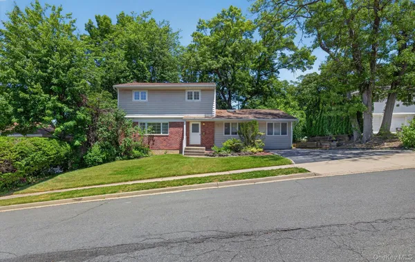 $849,000 | 89 Beaumont Drive, Plainview, NY 11803