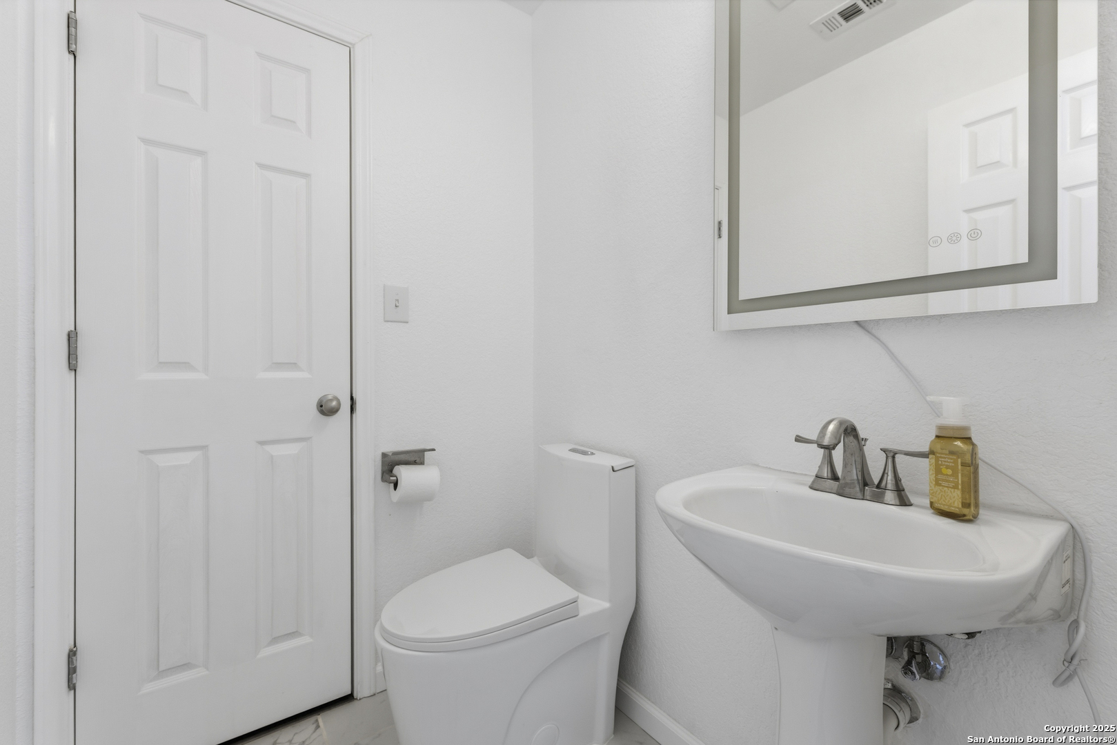 105 Lookout View Cibolo, TX 78108 - Photo 24 of 26 a bathroom with a sink and a toilet