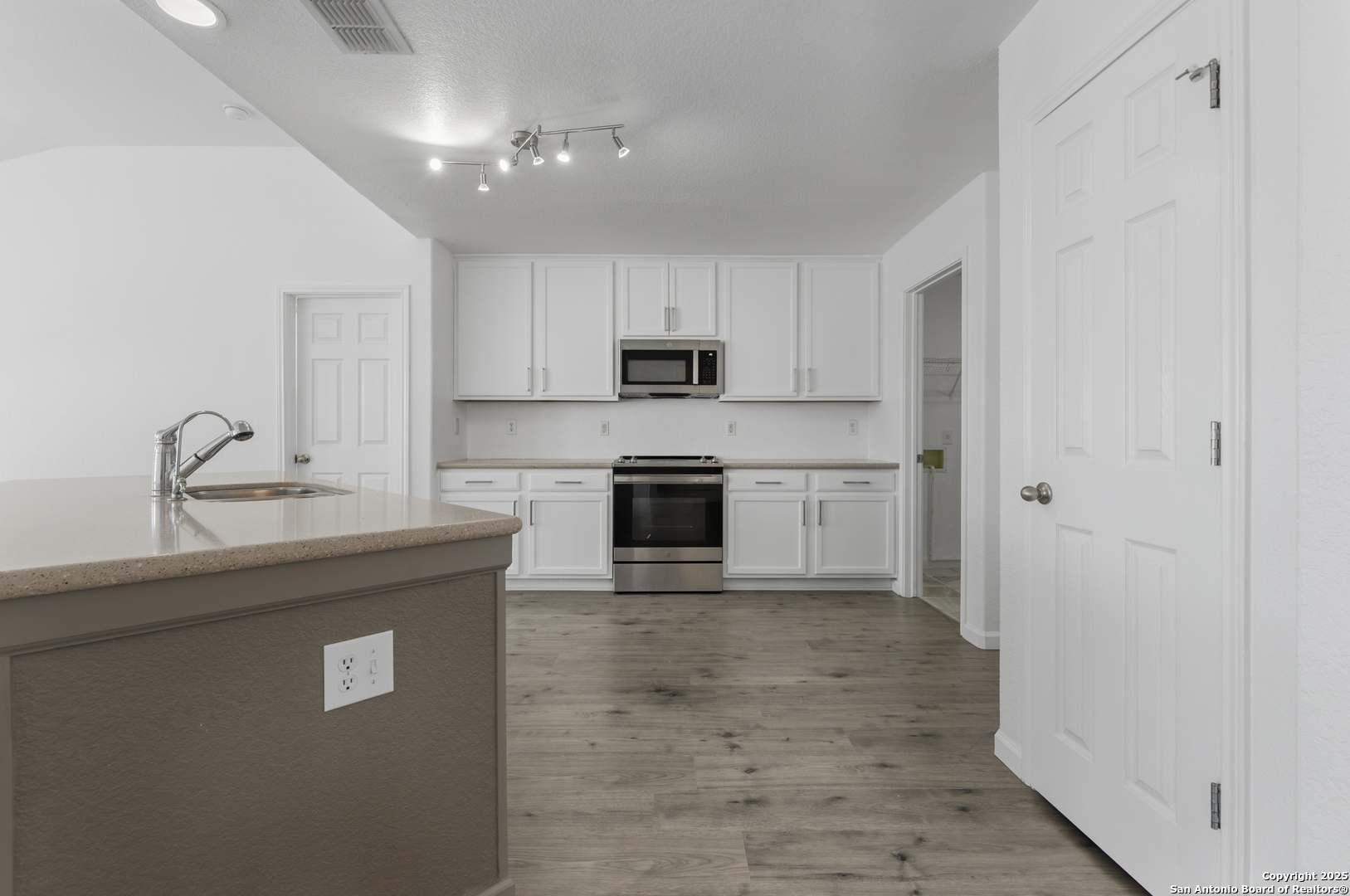 105 Lookout View Cibolo, TX 78108 - Photo 6 of 26 a kitchen with granite countertop a refrigerator oven a sink and dishwasher