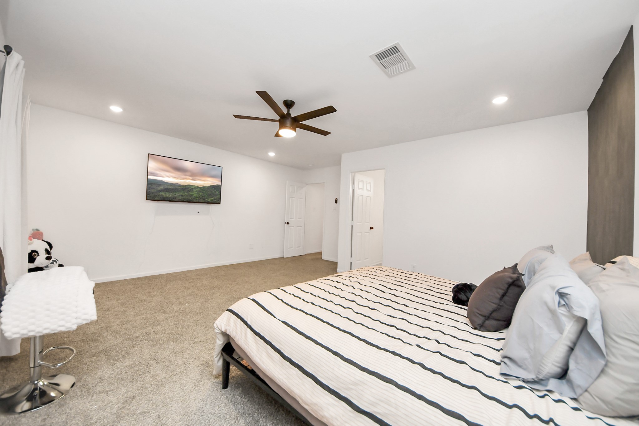 4613 Ireland Street, Unit B Houston, TX 77016 - Photo 25 of 39 a bedroom with a bed and a lamp on the dresser