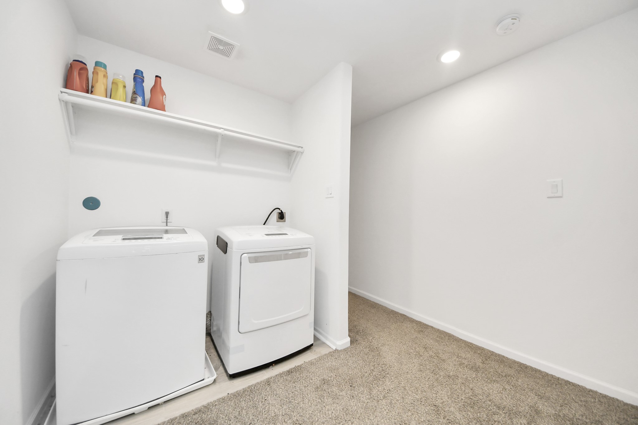 4613 Ireland Street, Unit B Houston, TX 77016 - Photo 31 of 39 a utility room with dryer and washer