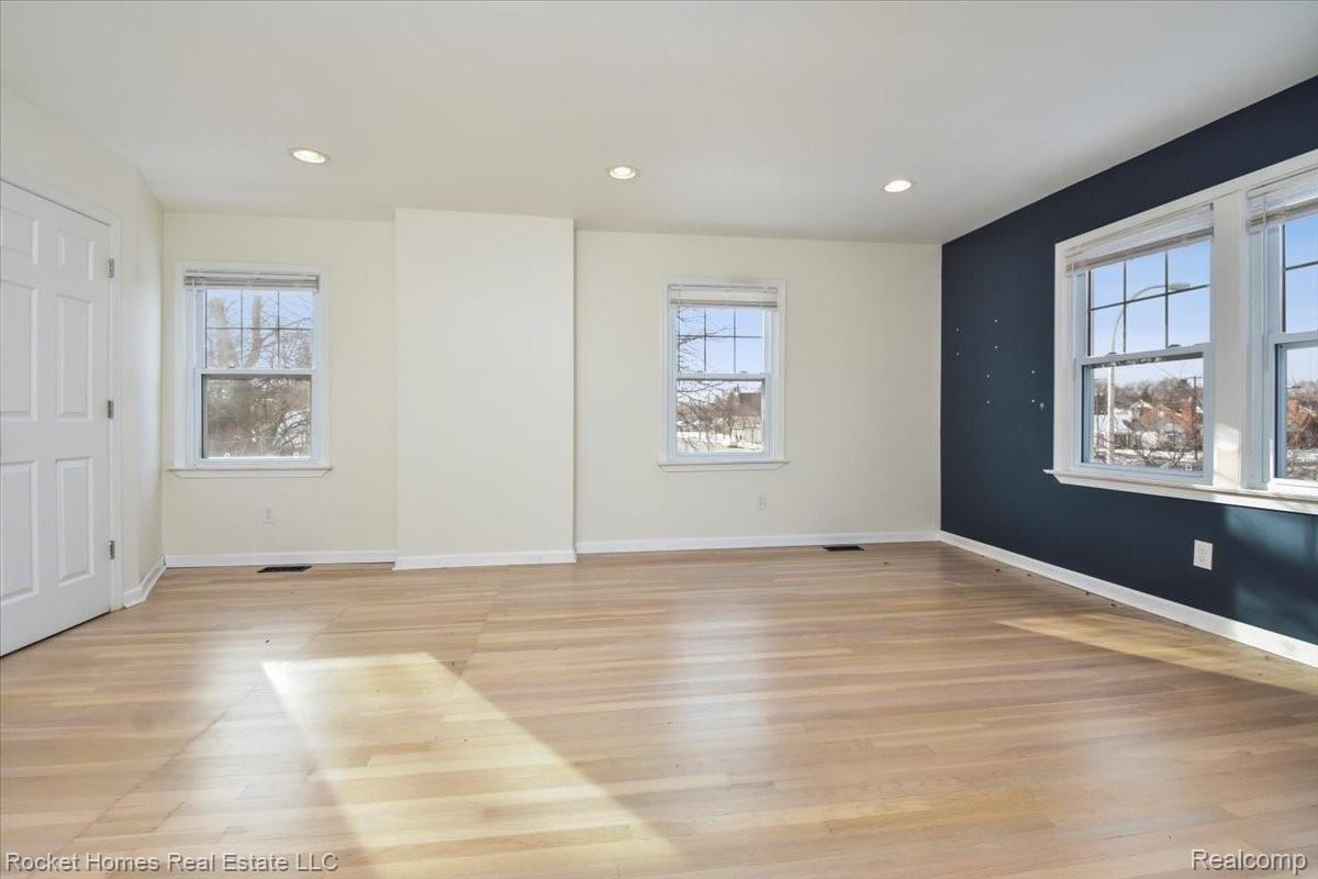 1452 Bishop Road Grosse Pointe, MI 48230 - Photo 23 of 48 23-Main Bedroom.jpg