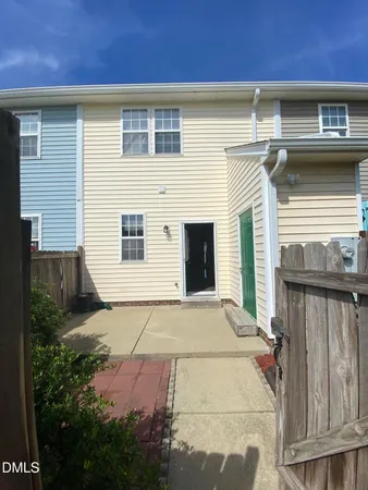 a view of backyard of the house