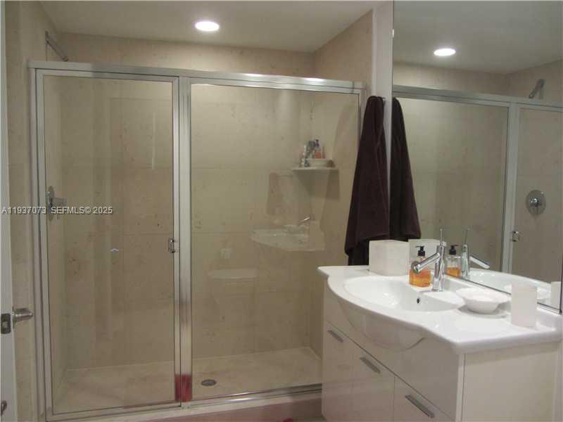 495 Brickell Avenue, Unit 2401 Miami, FL 33131 - Photo 32 of 33 2nd Bathroom