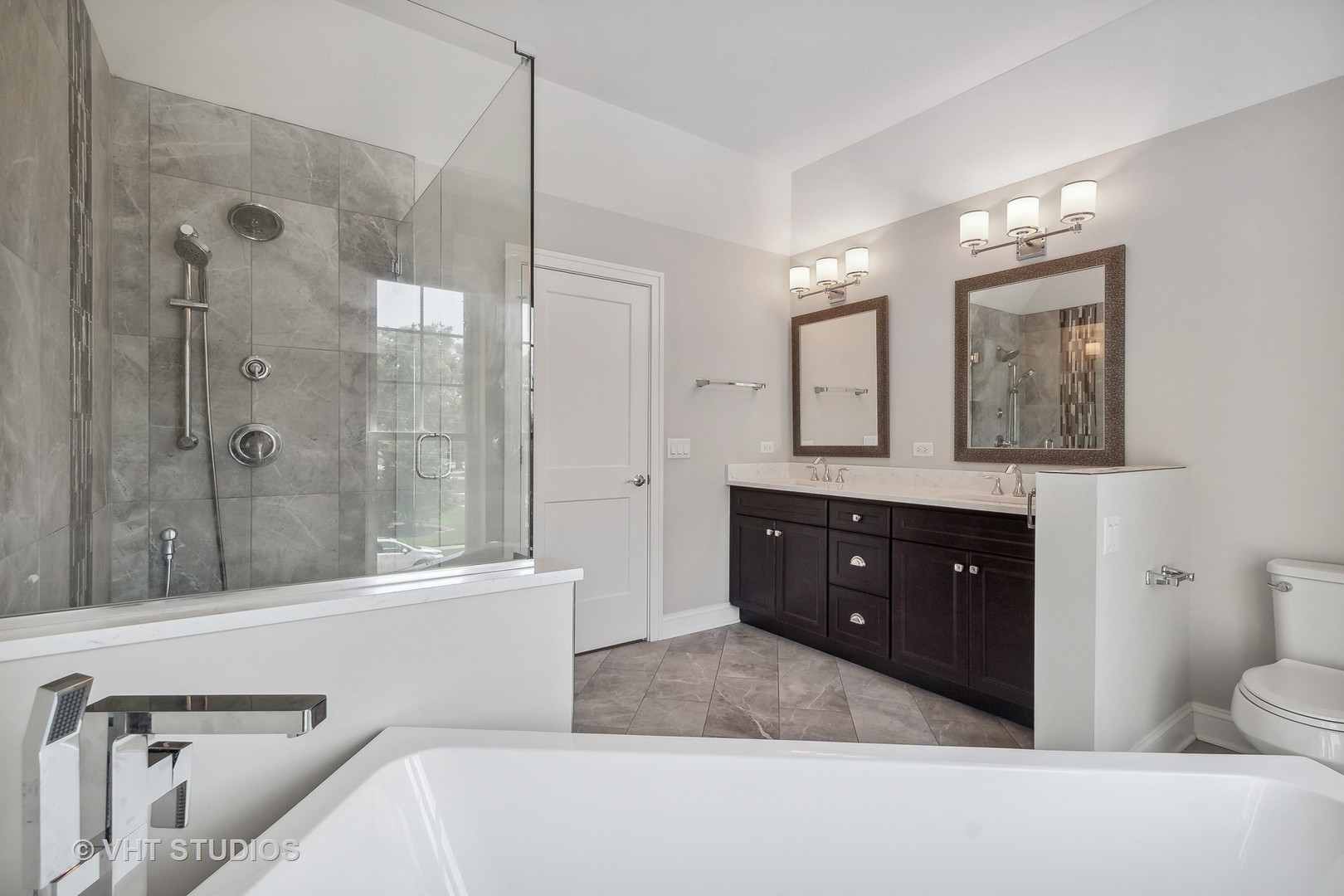 2004 West Sibley Street Park Ridge, IL 60068 - Photo 17 of 40 a bathroom with a tub a double vanity sink and mirror