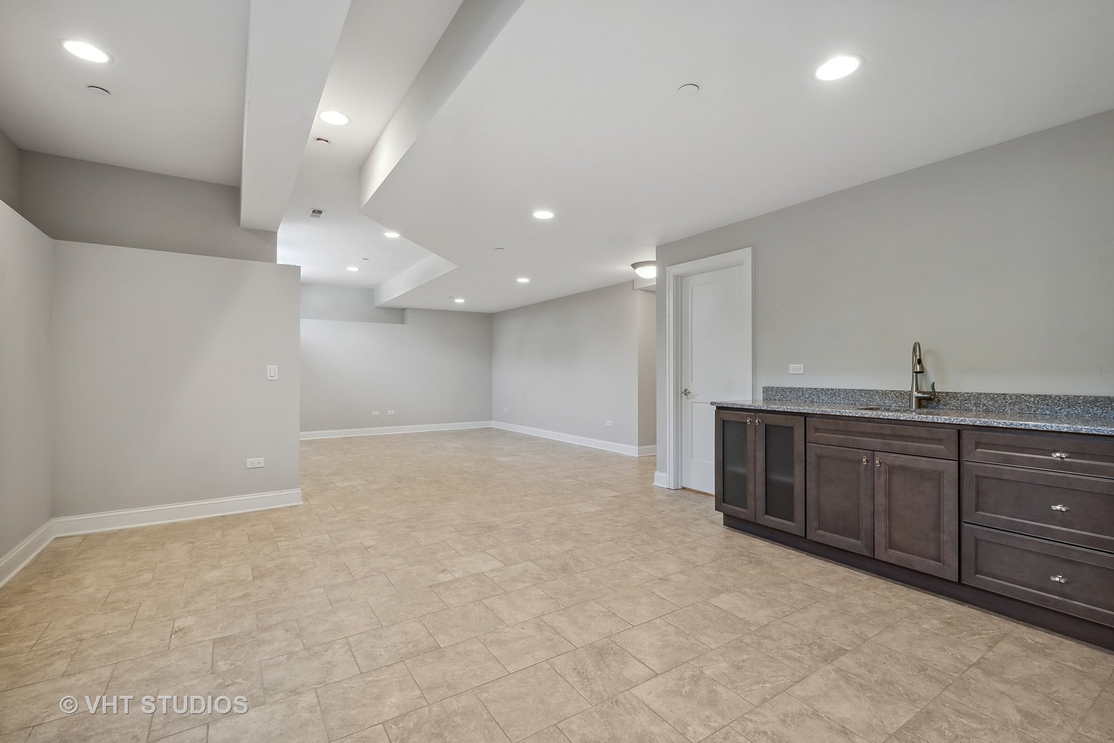 2004 West Sibley Street Park Ridge, IL 60068 - Photo 25 of 40 an empty room with cabinet and mirrors