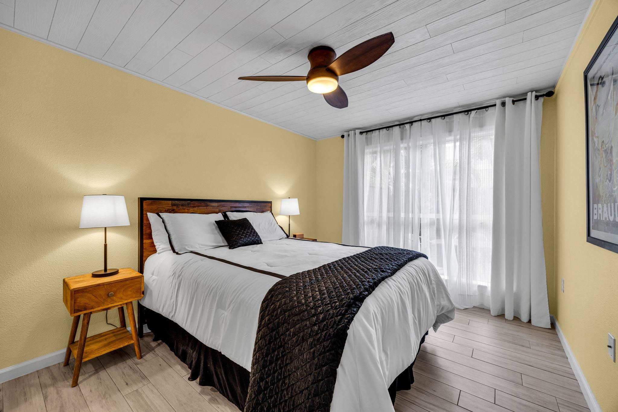 160 Keonekai Road, Unit 8103 Kihei, HI 96753 - Photo 17 of 47 a bedroom with a bed and a chandelier