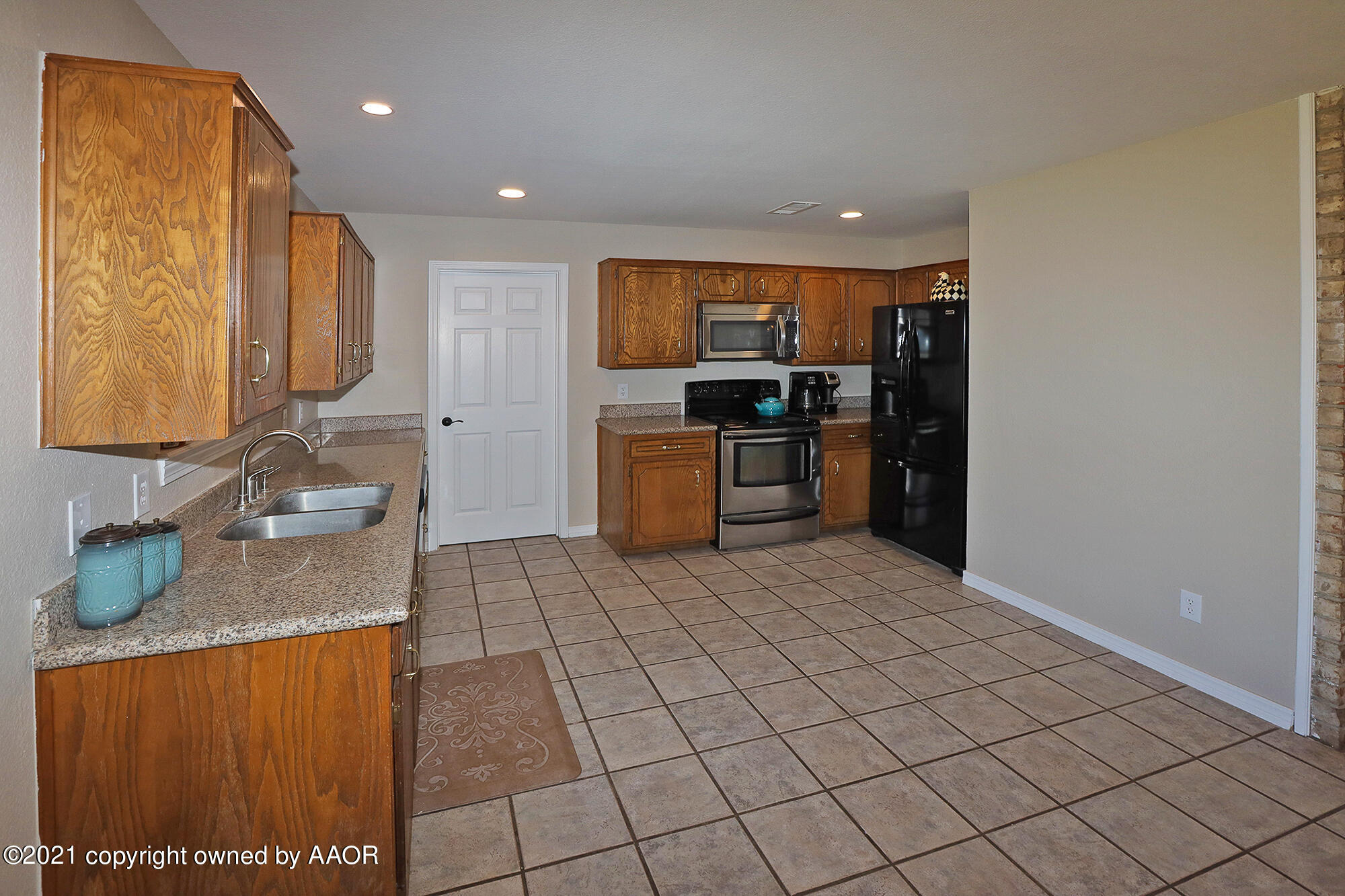 9300 South Blessen Road Amarillo, TX 79119 - Photo 8 of 40 Kitchen