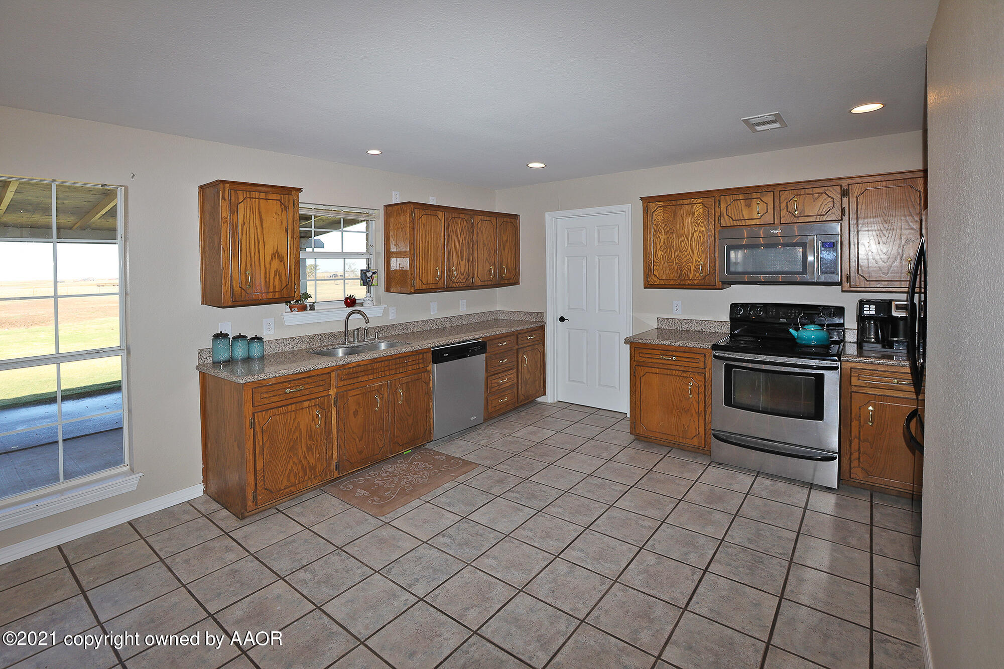 9300 South Blessen Road Amarillo, TX 79119 - Photo 9 of 40 Kitchen