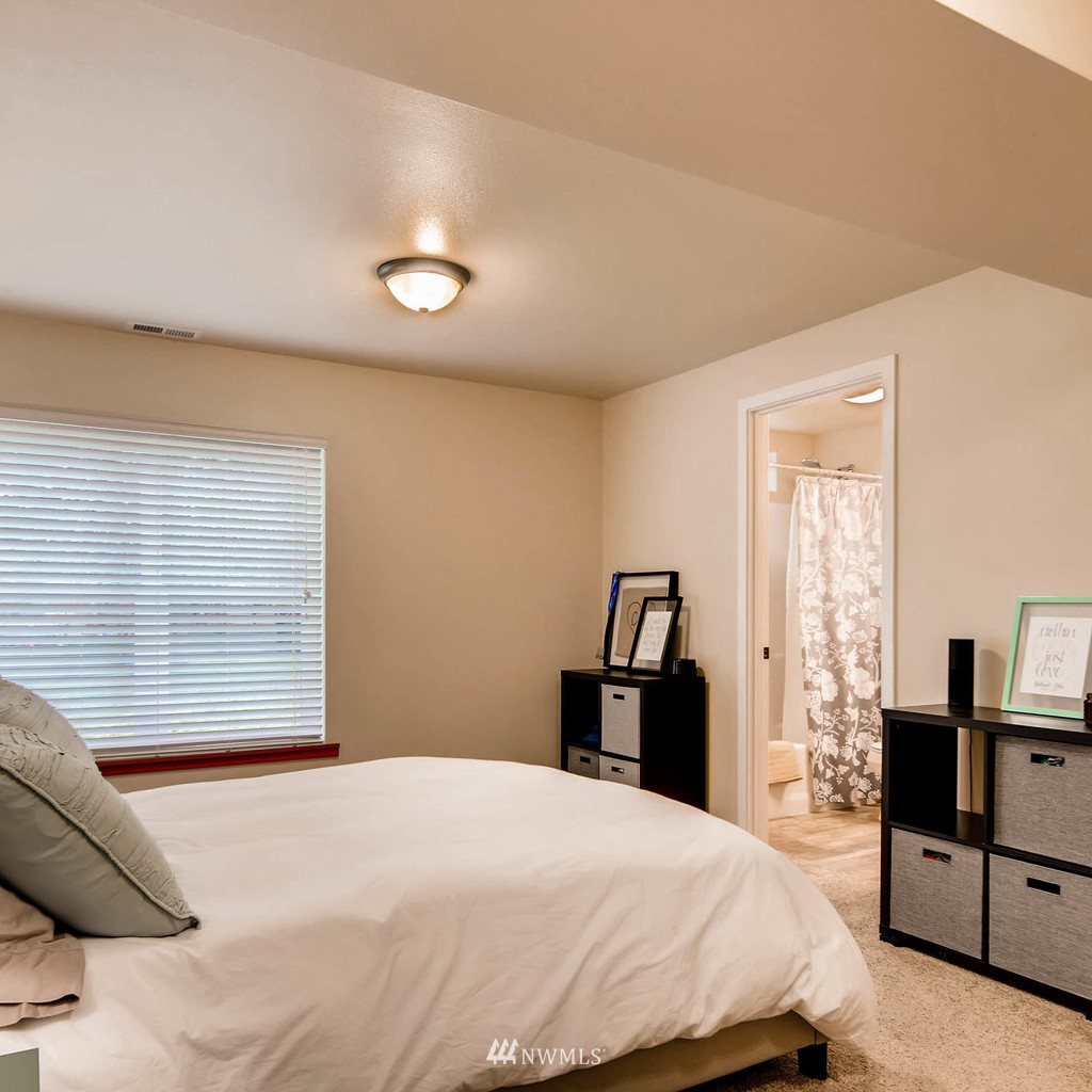 9305 215th Street Southwest Edmonds, WA 98020 - Photo 14 of 17 Gallery Image 14