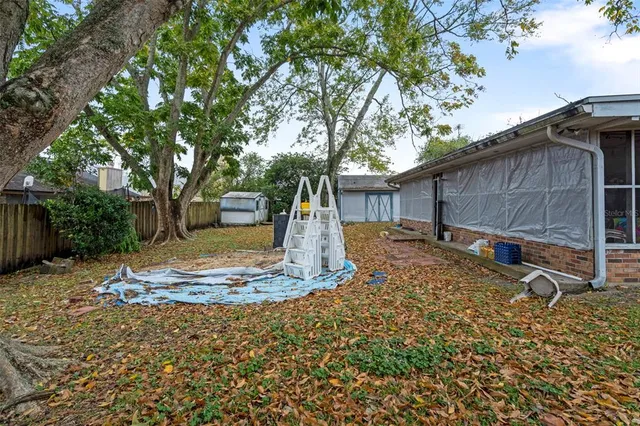 a view of a backyard space