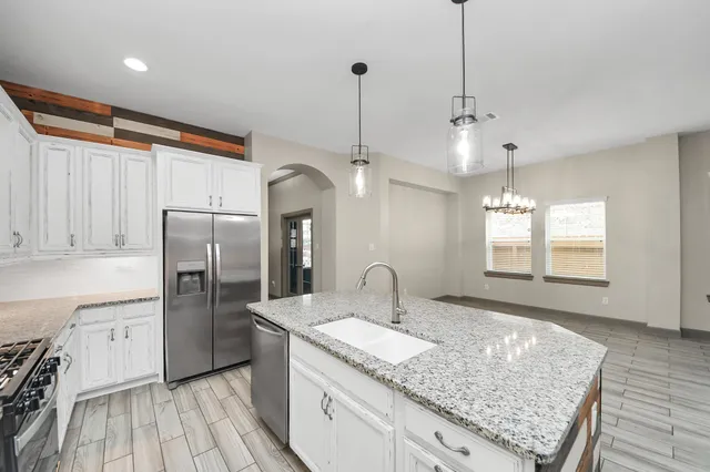 $2,400 | 211 Pleasant Hill Way, Conroe, TX 77304