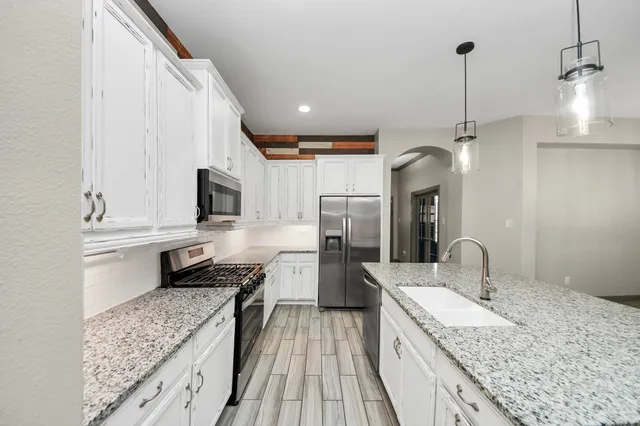 $2,400 | 211 Pleasant Hill Way, Conroe, TX 77304