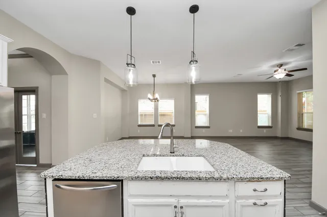 $2,400 | 211 Pleasant Hill Way, Conroe, TX 77304