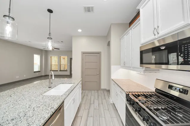 $2,400 | 211 Pleasant Hill Way, Conroe, TX 77304