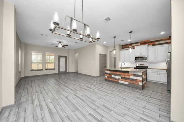 $2,400 | 211 Pleasant Hill Way, Conroe, TX 77304