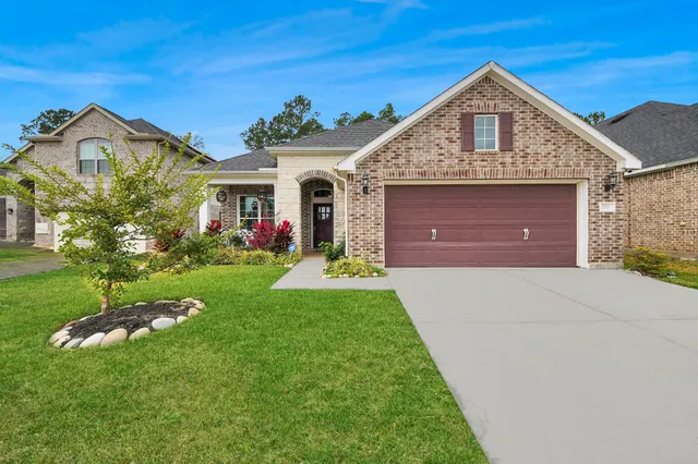 $2,400 | 211 Pleasant Hill Way, Conroe, TX 77304