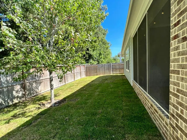 a view of yard with green space