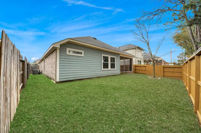 $2,400 | 211 Pleasant Hill Way, Conroe, TX 77304