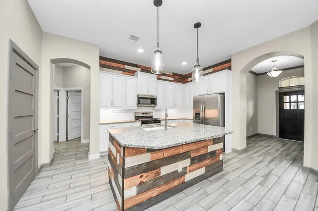 $2,400 | 211 Pleasant Hill Way, Conroe, TX 77304