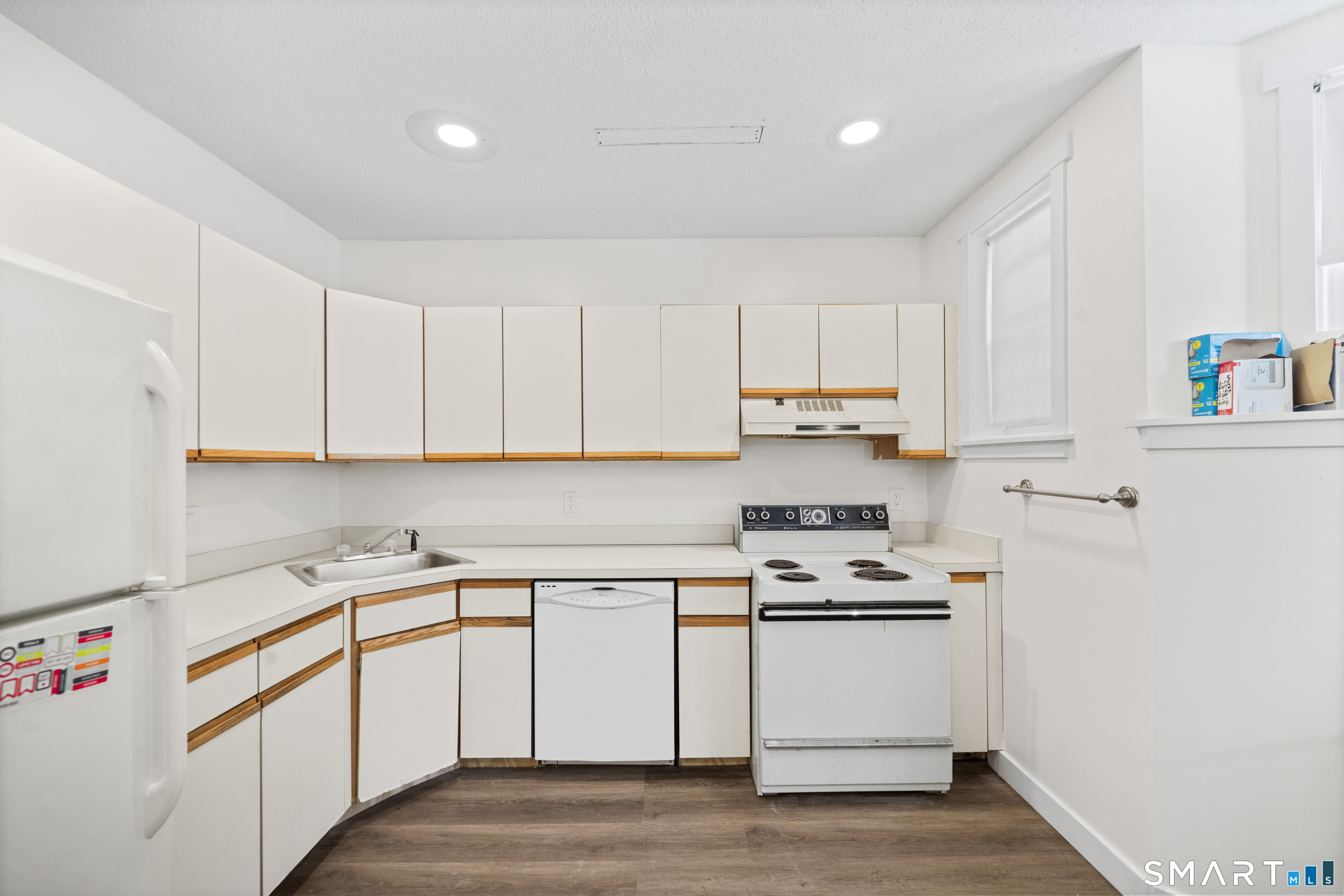 136 Maple Avenue, Unit B Hartford, CT 06114 - Photo 3 of 22 Kitchen