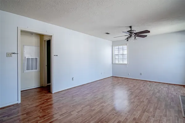 $1,100 | 2401 Sycamore Avenue, Unit B4, Huntsville, TX 77340
