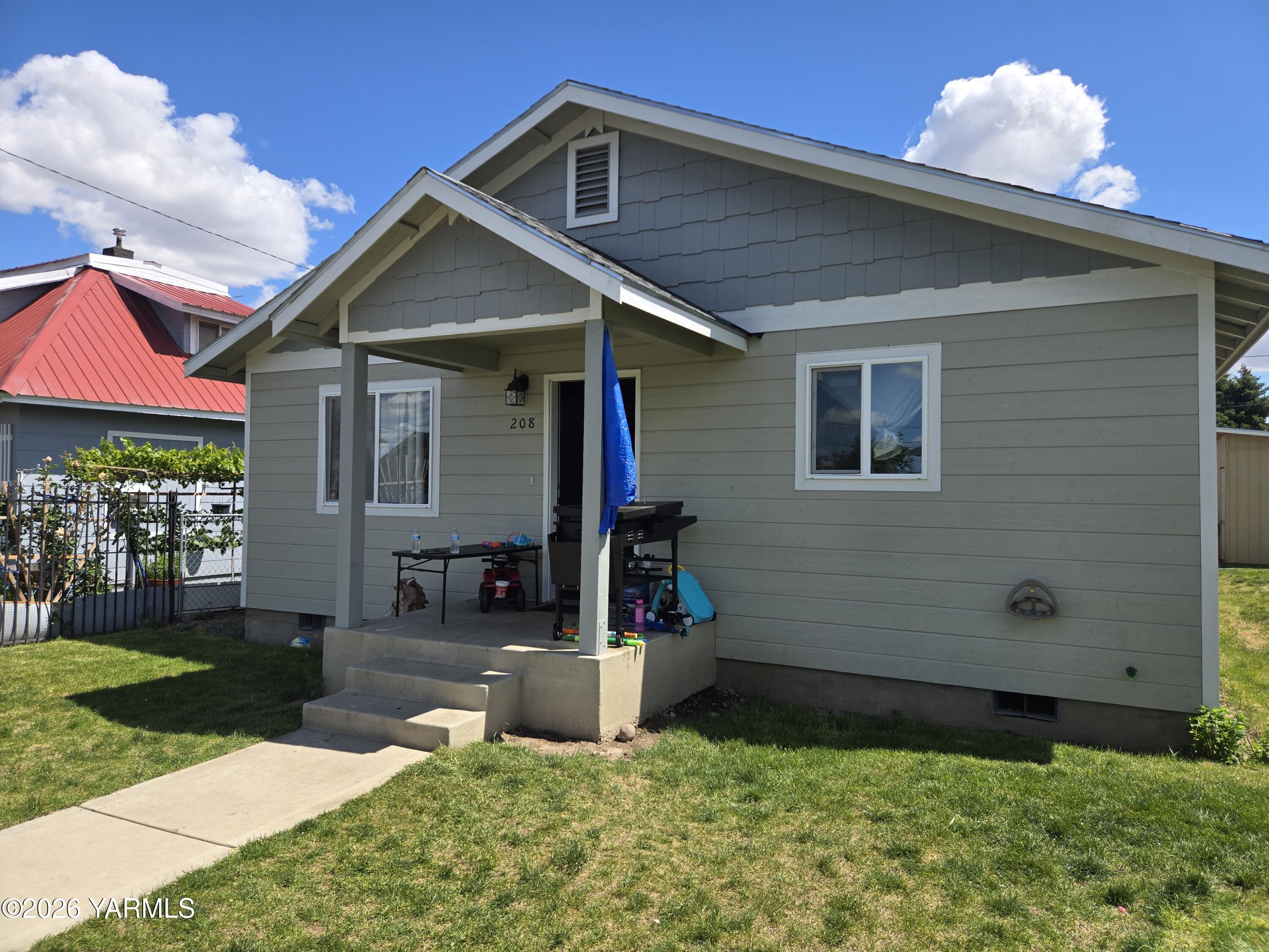 208 North Chestnut Street Toppenish, WA 98948 - Photo 1 of 10 a front view of a house with garden
