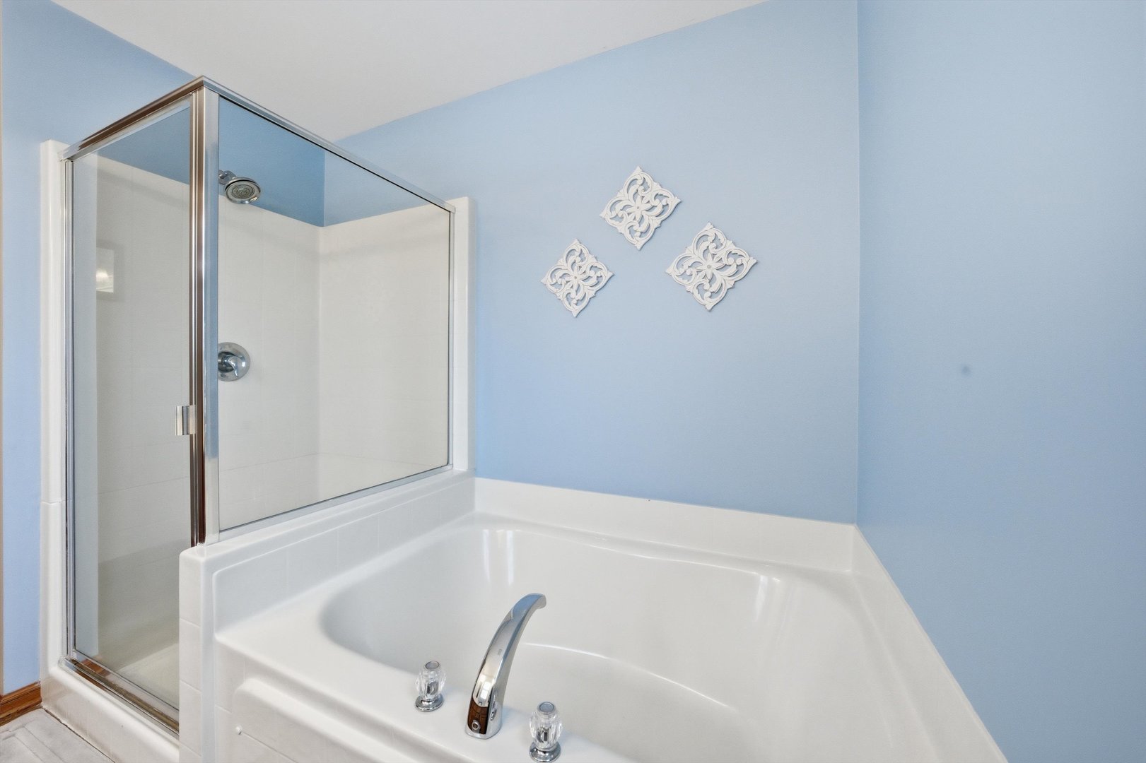 1110 Colonial Drive Joliet, IL 60432 - Photo 21 of 34 a bathroom with a bathtub
