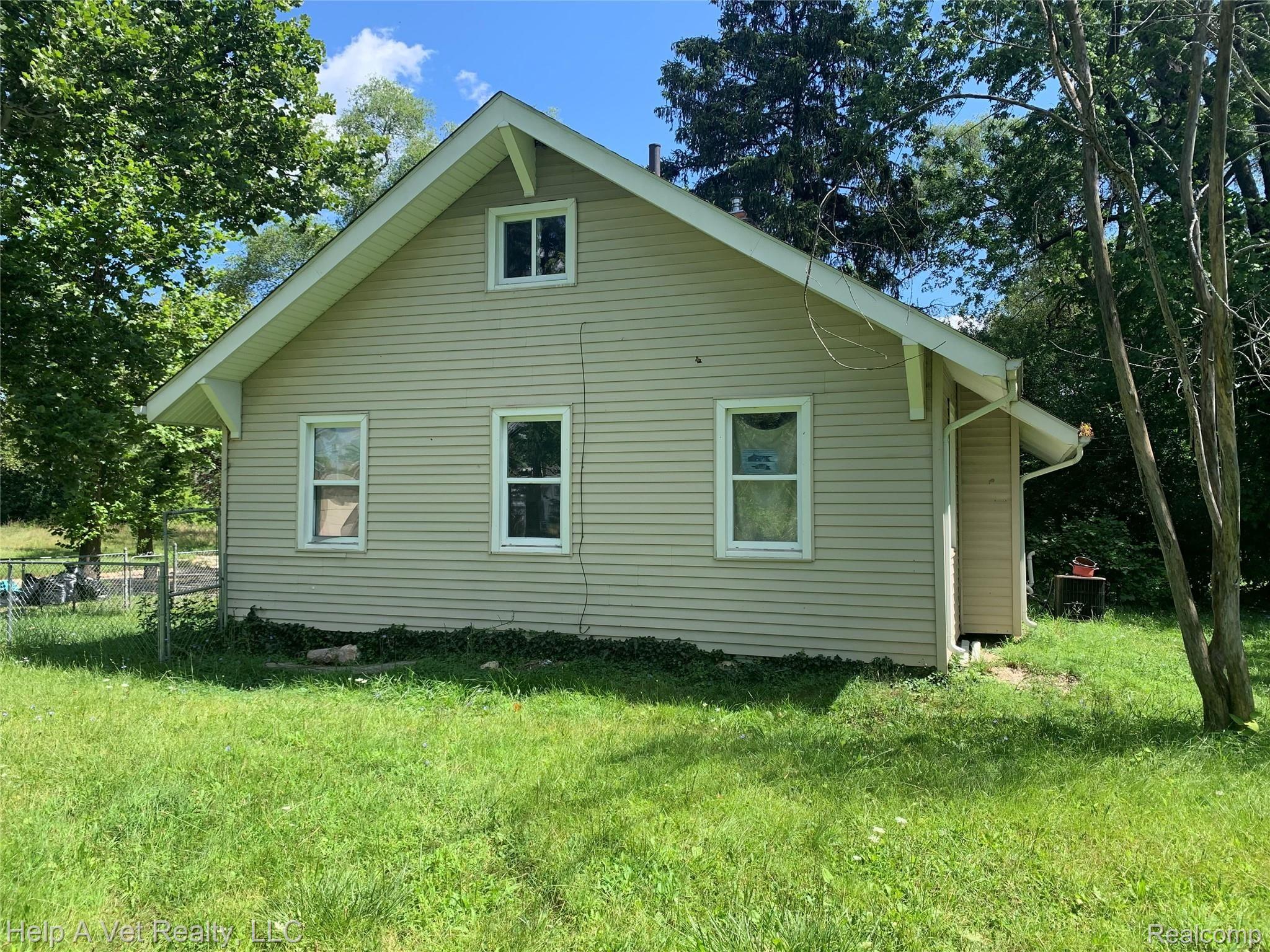 2021 Mackin Road Flint, MI 48504 - Photo 3 of 6 IMG_1987.JPG