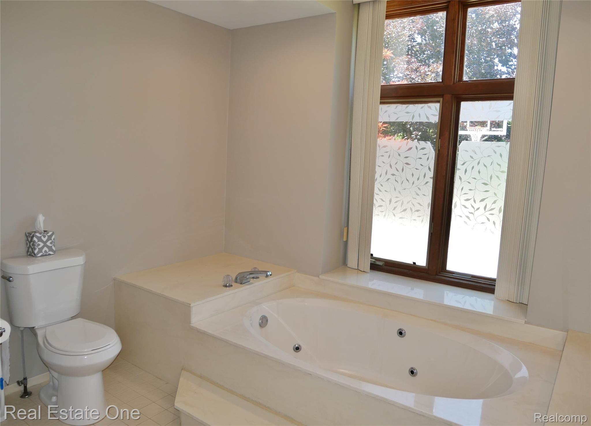 3661 Merriweather Lane Rochester, MI 48306 - Photo 17 of 26 MASTER BATH (2).JPG