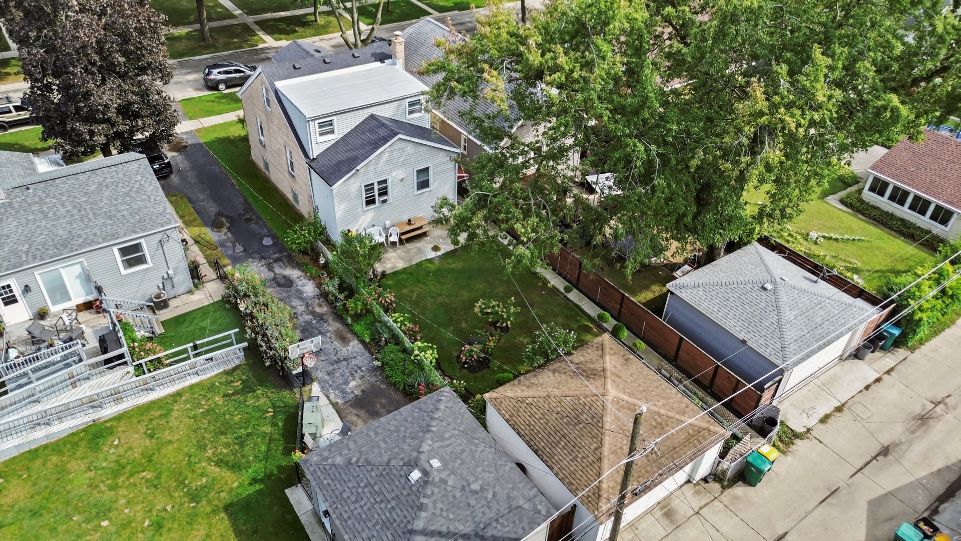 4218 Home Avenue Stickney, IL 60402 - Photo 32 of 35 an aerial view of a house with a yard
